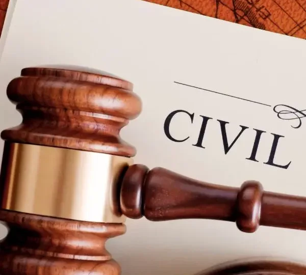 mazo encima de papel escrito derecho civil