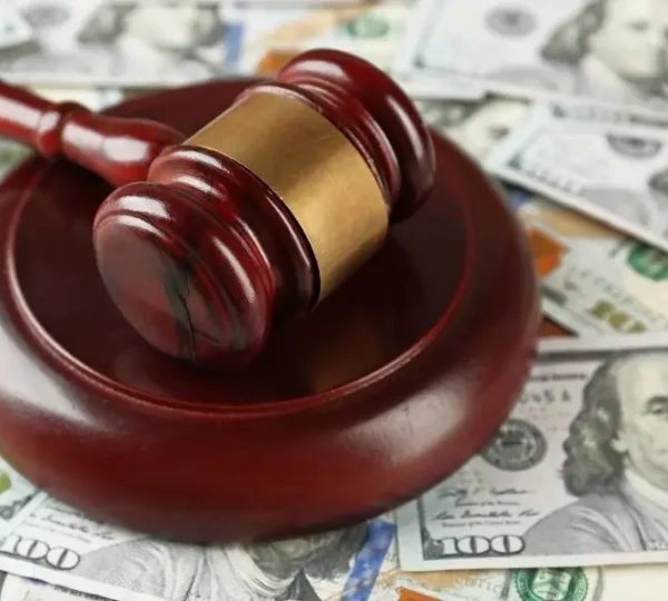 mazo de juicio y dinero